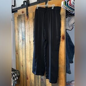 NWOT skies are blue silky lightweight cargo pant